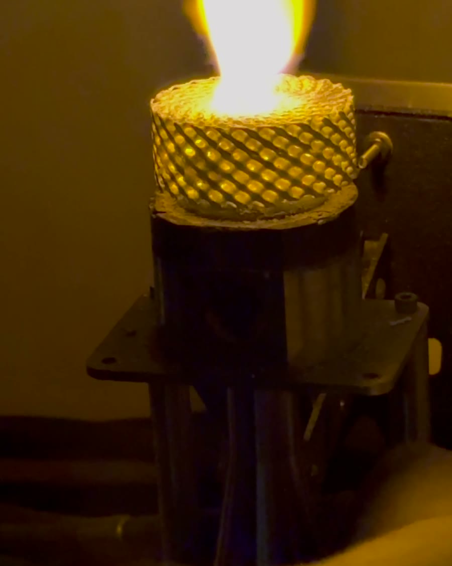 Knurled crown burner with flame jets through the mesh